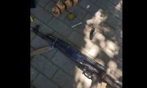 Цілий арсенал: у Павлограді затримали чоловіка з автоматом, набоями та гранатою