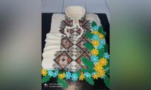 Подарок для военных: кондитер из Днепра сделала торт в виде вышиванки