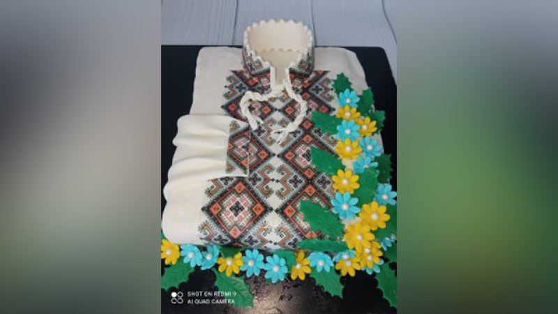 Новости Днепра про Подарунок для військових: кондитер із Дніпра зробила торт у вигляді вишиванки