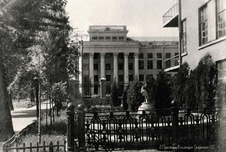 Новости Днепра про Фонтан біля головного корпусу: як 50 років тому виглядала Металургійна академія у Дніпрі (ФОТО)