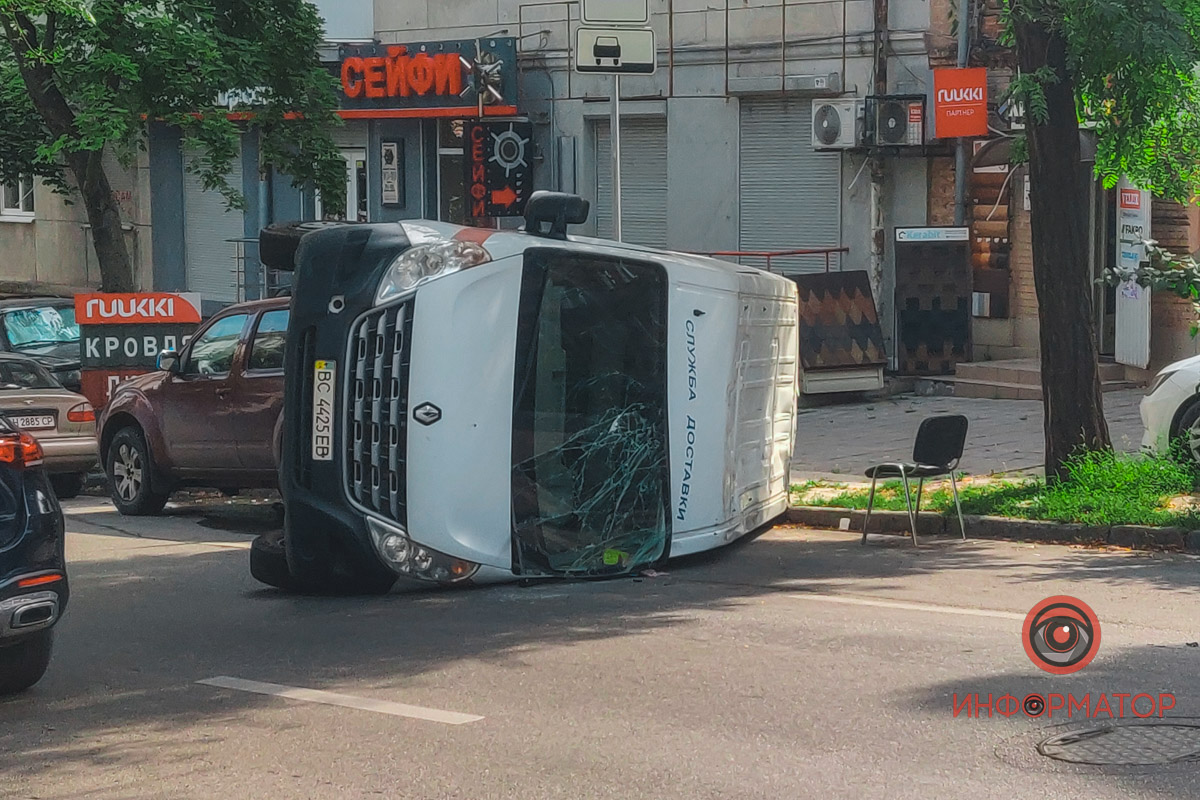 Новости Днепра про В Днепре микроавтобус столкнулся с «Нивой», перевернулся и задел припаркованные авто