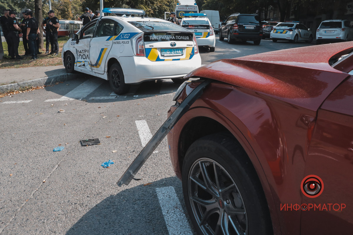 Новости Днепра про Везли задержанного обнаженного мужчину: в Днепре Audi влетел в патрульную машину