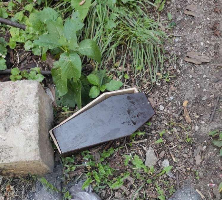Новости Днепра про В Каменском прохожие нашли гроб с прахом покойника