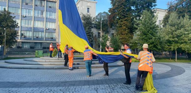 В Днепре сменили один из крупнейших флагов Украины