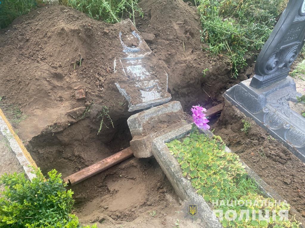 Новости Днепра про На Дніпропетровщині чоловік грабував могили
