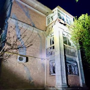 Новости Днепра про Страшний обстріл Нікопольского району: зруйновані будинки, кафе, є поранені