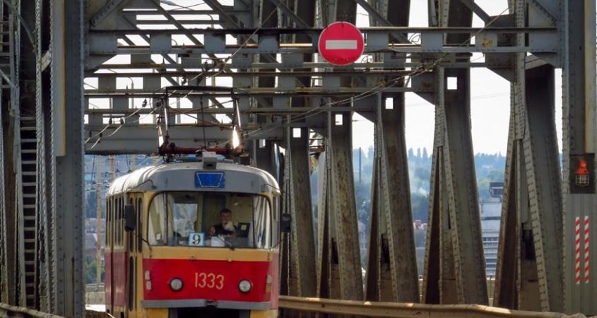 Новости Днепра про Завтра в Днепре трамваи снова не будут курсировать через Амурский мост