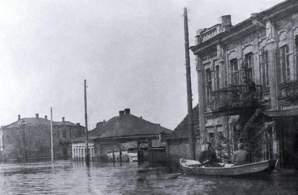 Новости Днепра про Постоянные потопы после дождя: как выглядела площадь у цирка в Днепре 100 лет назад (ФОТО)