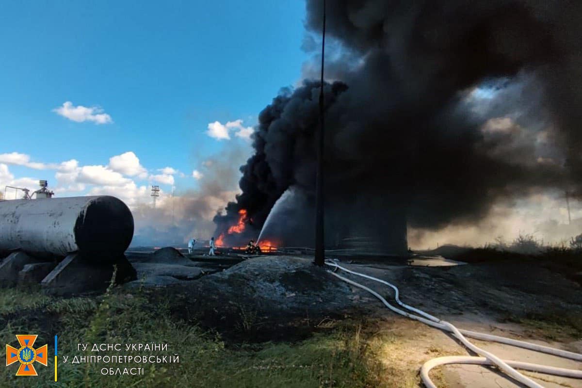 Новости Днепра про Ракетный удар по нефтебазе в Кривом Роге: подробности от ГСЧС