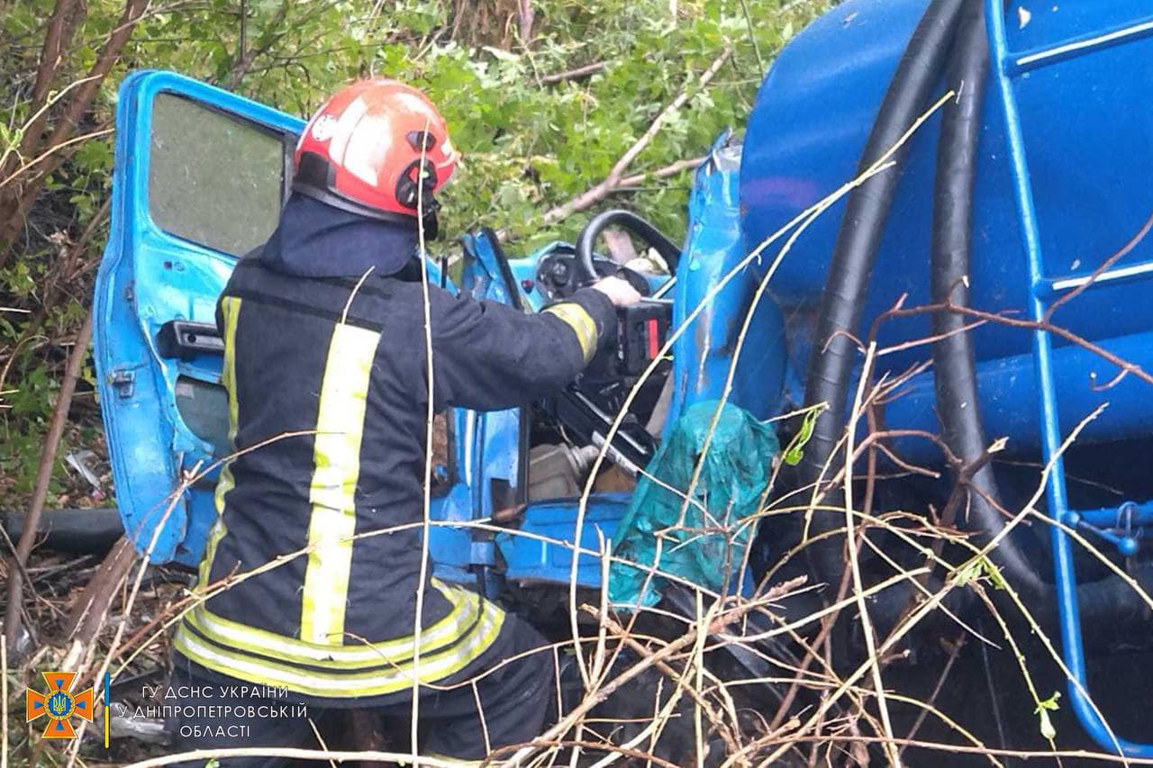 Новости Днепра про Врізався в дерево і застряв: на Дніпропетровщині надзвичайники рятували водія бензовоза