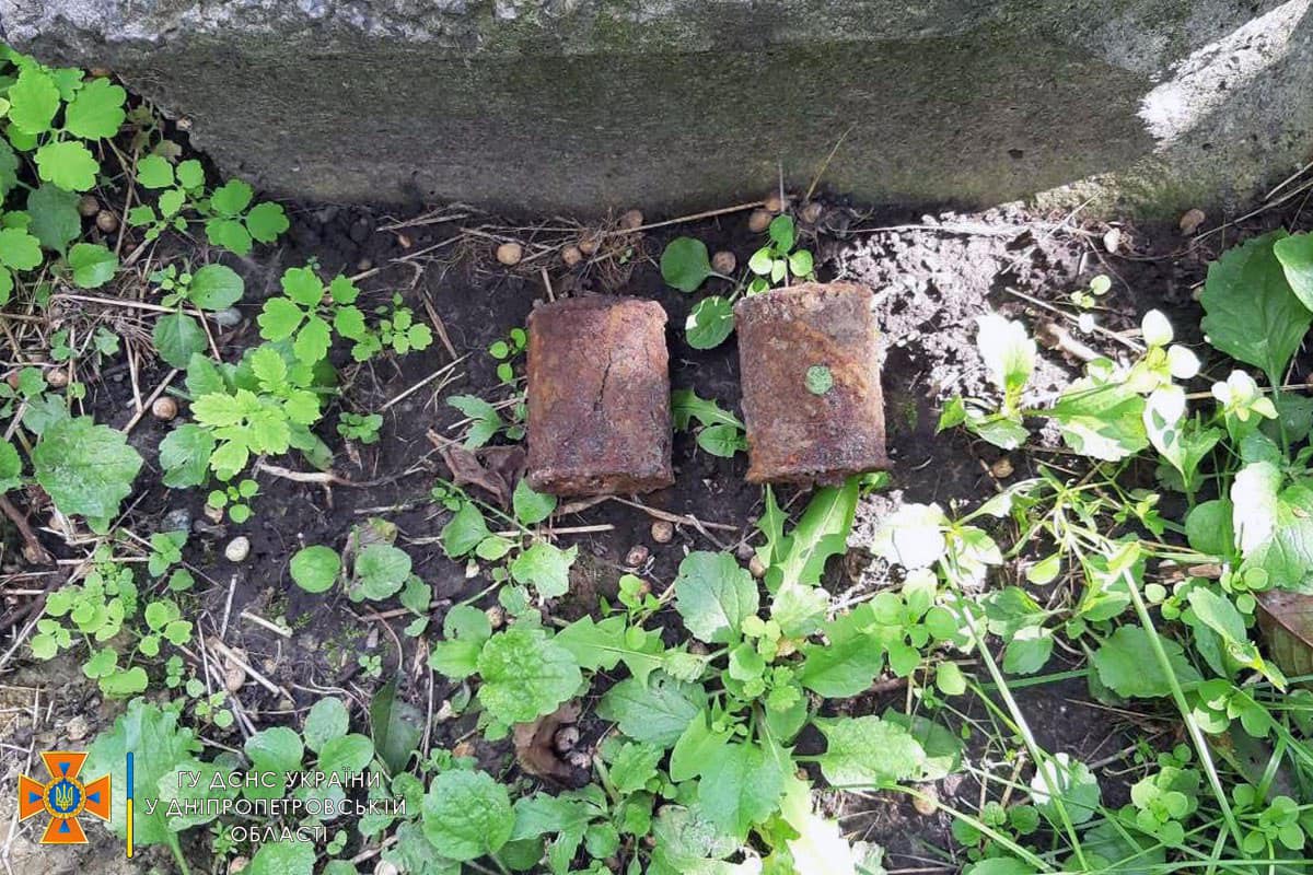 Новости Днепра про На Дніпропетровщині піротехніки ДСНС знищили 2 застарілі та 6 сучасних боєприпасів