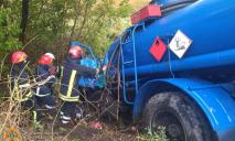Врізався в дерево і застряв: на Дніпропетровщині надзвичайники рятували водія бензовоза