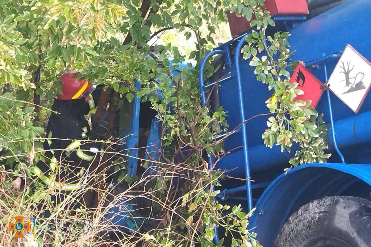 Новости Днепра про Врізався в дерево і застряв: на Дніпропетровщині надзвичайники рятували водія бензовоза
