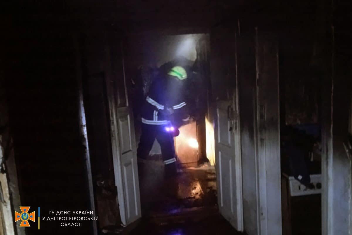 Новости Днепра про У Марганці горів будинок: вогнеборці врятували чоловіка