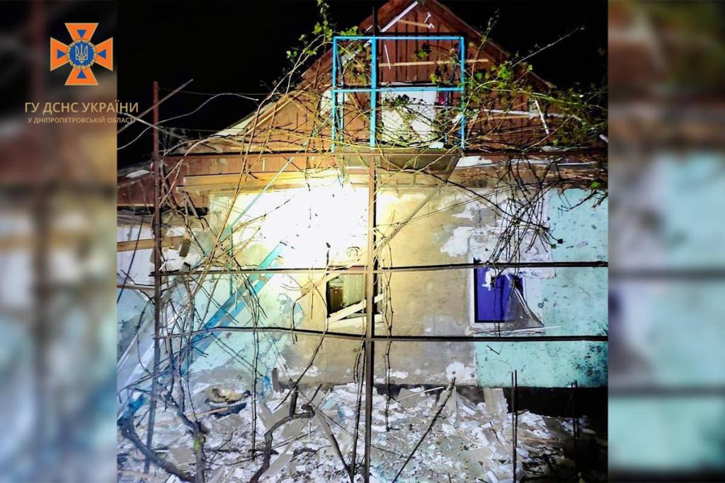 Новости Днепра про Повреждены лицей, многоэтажки и 8 тысяч человек без света: ГСЧС о ночных обстрелах в Никополе