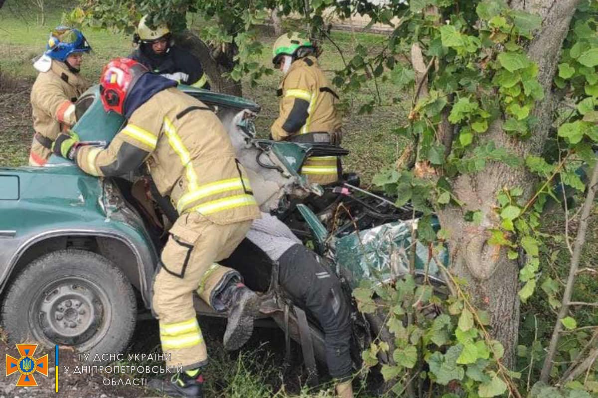 Новости Днепра про На Дніпропетровщині ВАЗ врізався в дерево: загинув підліток та ще один постраждав
