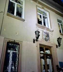 Новости Днепра про Страшний обстріл Нікопольского району: зруйновані будинки, кафе, є поранені