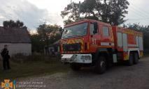 На Днепропетровщине 9 спасателей тушили пожар в частном доме