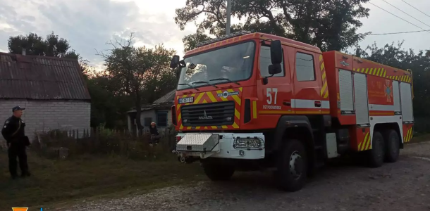 На Днепропетровщине 9 спасателей тушили пожар в частном доме