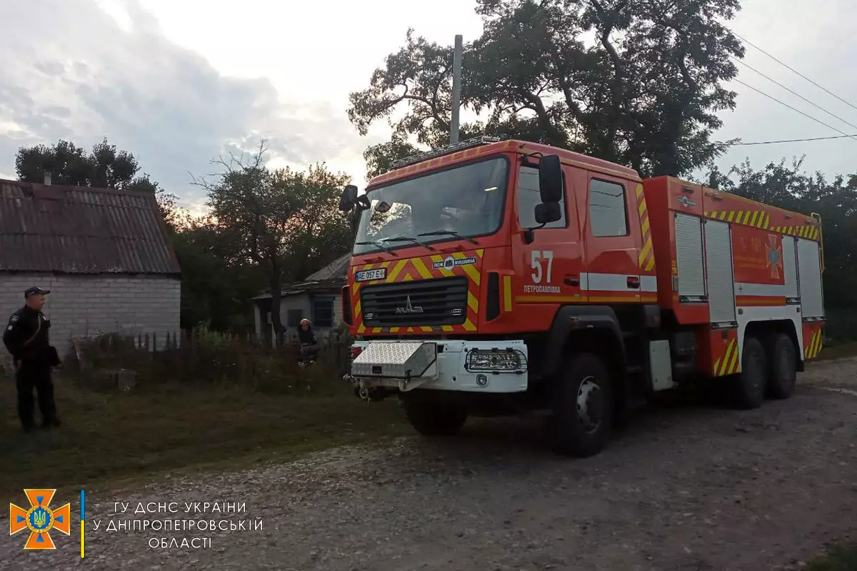 Новости Днепра про На Дніпропетровщині 9 рятувальників гасили пожежу у приватному будинку