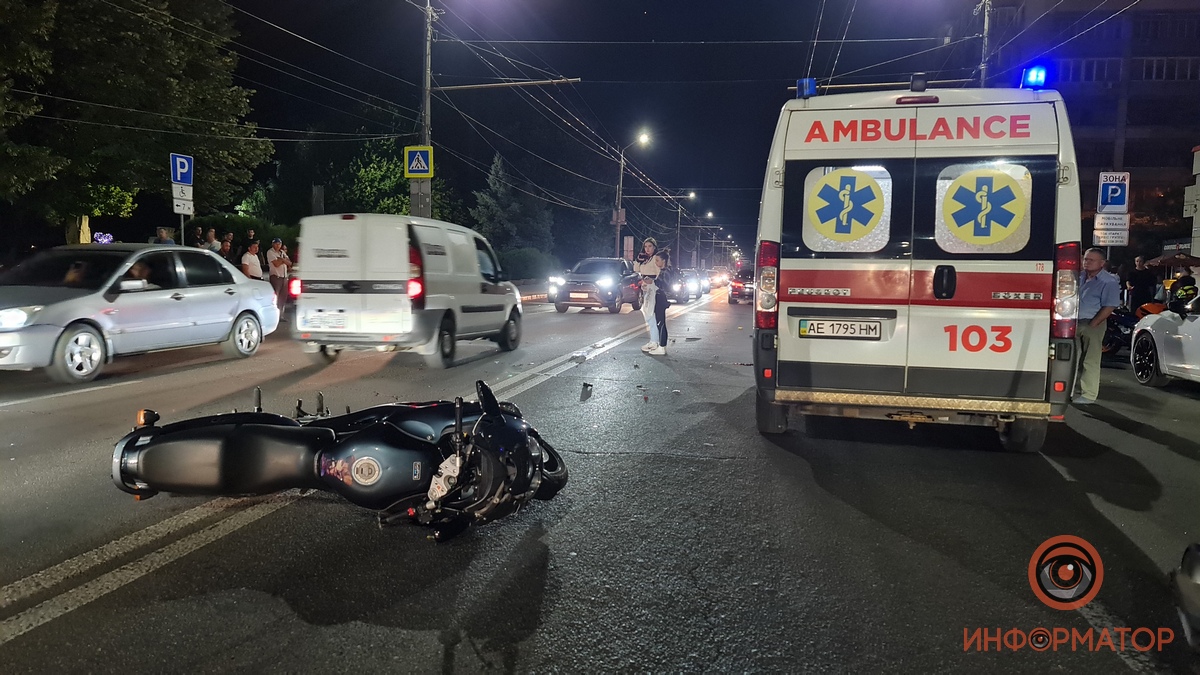 Новости Днепра про У Дніпрі на Січеславській Набережній мотоцикліст збив 19-річну дівчину