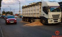 На Донецком шоссе в Днепре зерно рассыпалось с грузовика
