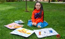 Продает собственные рисунки: в Днепре 7-летняя девочка помогает ВСУ
