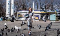 Неймовірний кіберпанк: вулицями Дніпра гуляла астронавтка