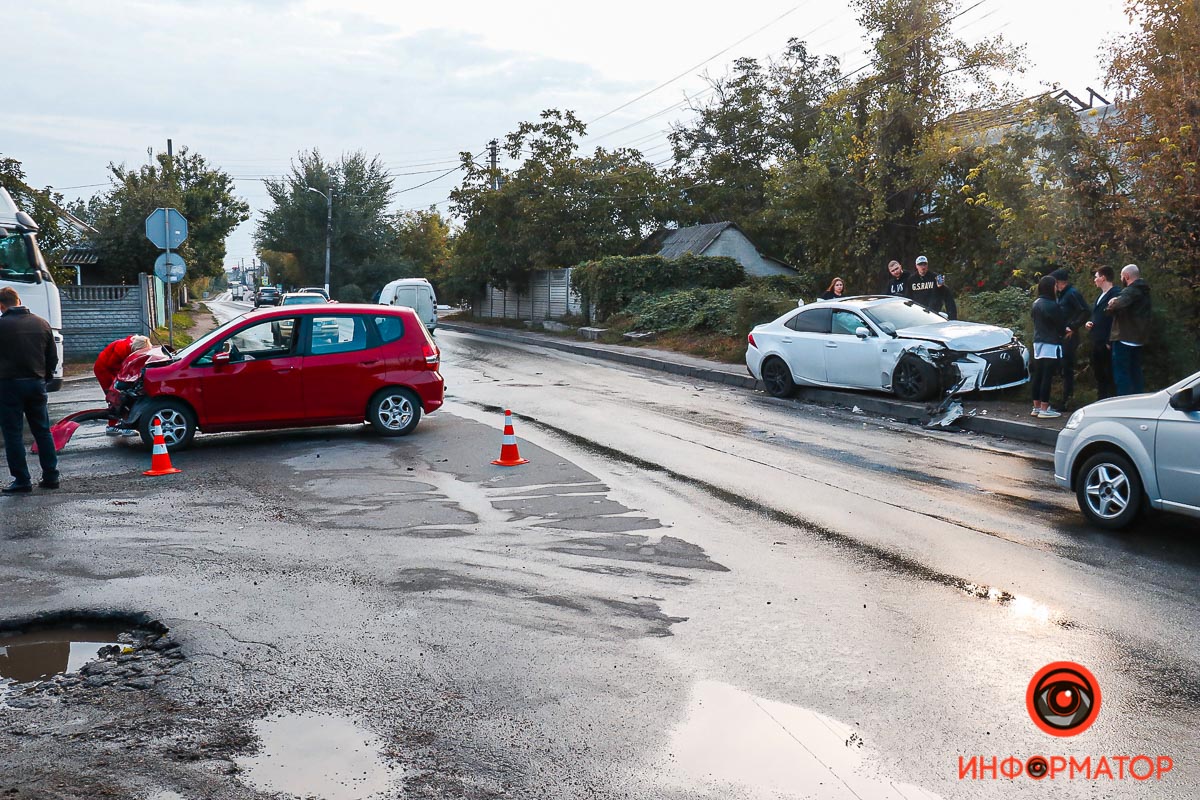 Новости Днепра про В Днепре столкнулись Lexus и Honda: есть пострадавшие