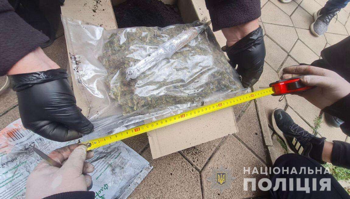 Новости Днепра про На Дніпропетровщині чоловік намагався переправити наркотики через перевізника