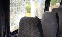 У Дніпрі п’яний чоловік кинув пляшку у вікно маршрутки: постраждав пасажир