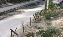 У Дніпрі біля багатоповерхівки вандали вкрали 12 метрів паркану