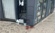 У Дніпрі п’яний чоловік розбив головою вітрину магазину: він у лікарні