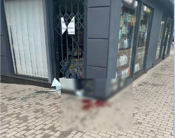 Новости Днепра про У Дніпрі п'яний чоловік розбив головою вітрину магазину: він у лікарні