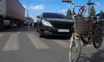 В Днепре на пешеходном переходе Hyundai сбил велосипедистку с ребенком