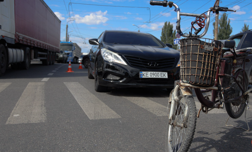 Новости Днепра про У Дніпрі на пішохідному переході Hyundai збив велосипедистку з дитиною