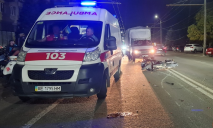У Дніпрі на Січеславській Набережній мотоцикліст збив дівчину: поліція шукає свідків
