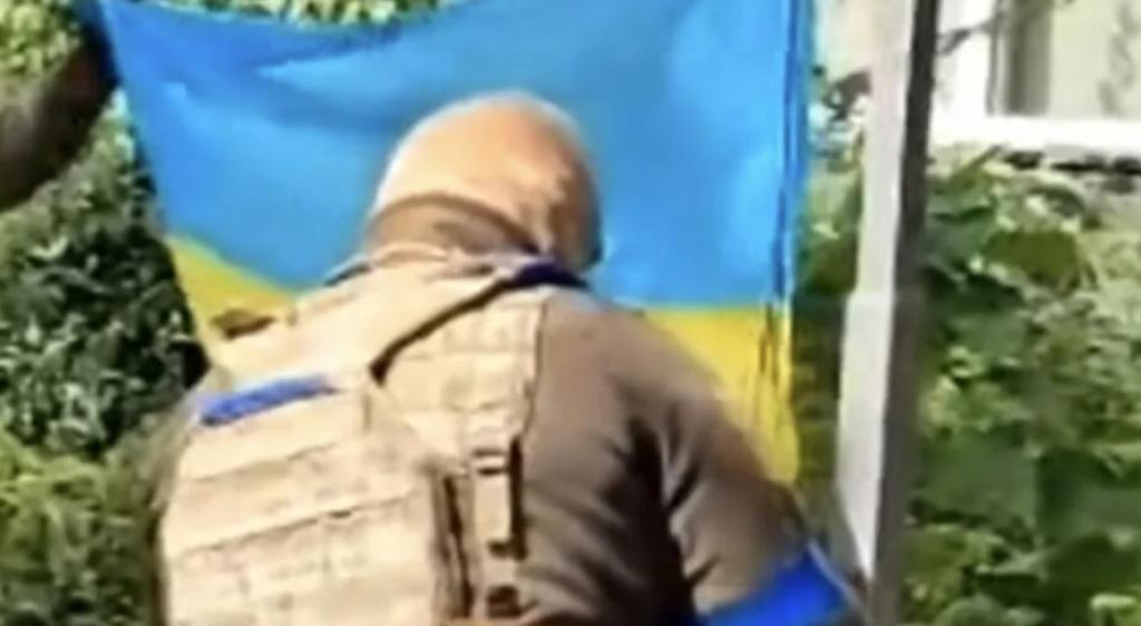 Новости Днепра про Триколор всьо: днепровские десантники показали, как поднимают украинский флаг в деоккупированном городе