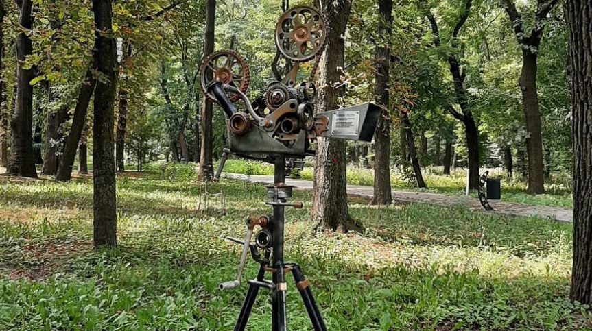 Новости Днепра про У Дніпрі посеред парку з'явилася величезна ретро-камера (ФОТО)