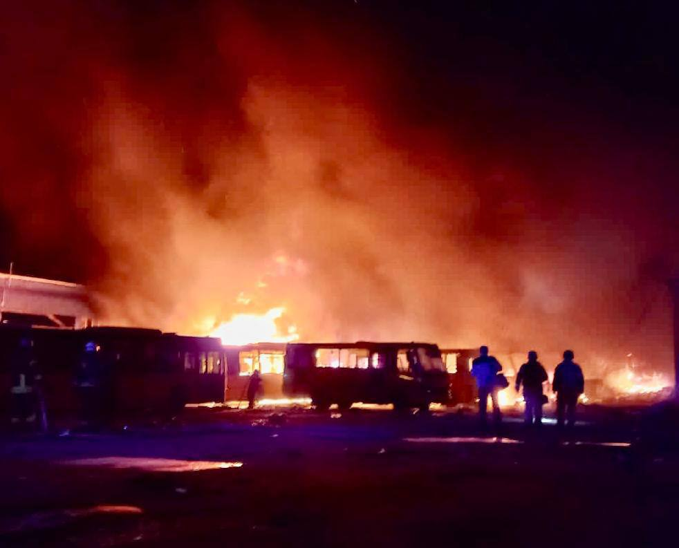 Новости Днепра про 1 человек погиб, 5 ранены, 52 автобуса сгорели, 98 повреждены: ночью россияне атаковали Днепр ракетами