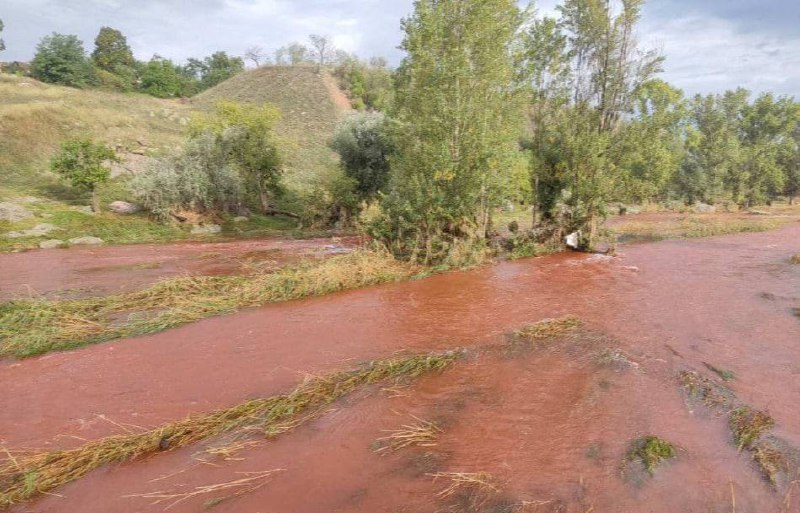 Новости Днепра про У Кривому Розі вода в річці Інгулець почервоніла