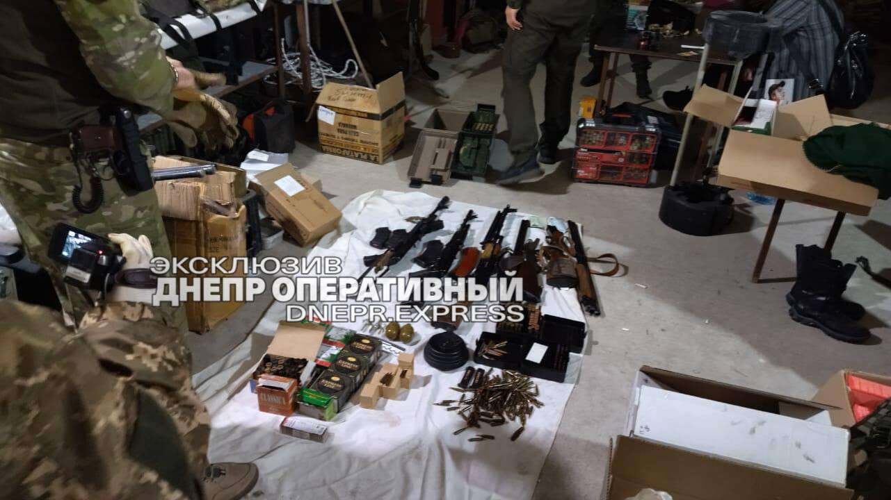 Новости Днепра про У чиновника з Кам'янського знайшли у гаражі БТР та зброю