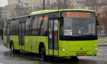 У Дніпрі на популярних маршрутах знову їздять великі автобуси