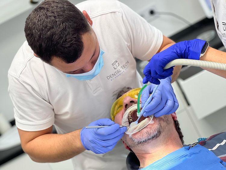 Новости Днепра про Бесплатная имплантация зубов для военных - акция в «Dental Tech»