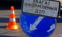 В Днепре на Слобожанском проспекте мотоциклист упал головой под колеса грузовика