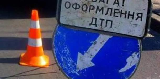 В Днепре на Слобожанском проспекте мотоциклист упал головой под колеса грузовика