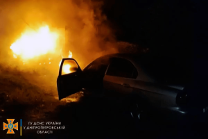 Новости Днепра про В Днепре посреди ночи загорелись припаркованные автомобили (ФОТО)