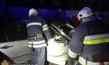 На Дніпропетровщині сталася ДТП: BMW влетіло в дерево