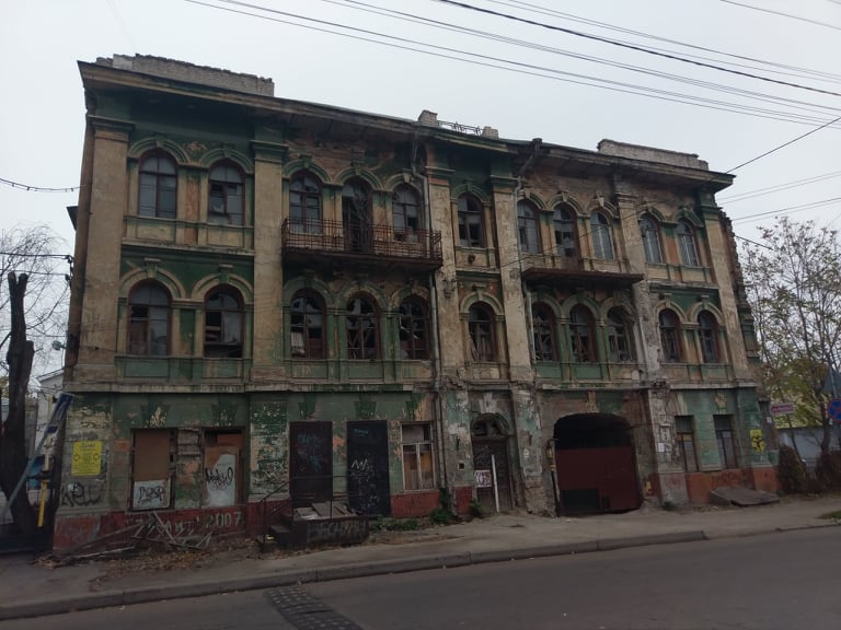 Новости Днепра про Привид хіроманта та забиті вікна: як виглядає найвідоміший будинок з привидом у Дніпрі
