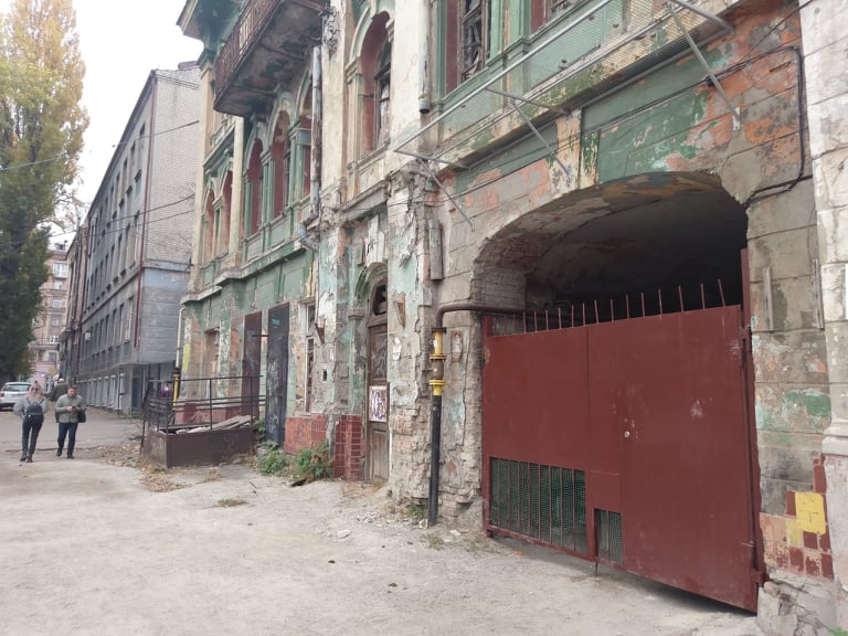 Новости Днепра про Привид хіроманта та забиті вікна: як виглядає найвідоміший будинок з привидом у Дніпрі